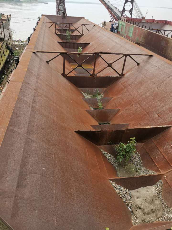 “荊航266”號自卸砂船(圖4)